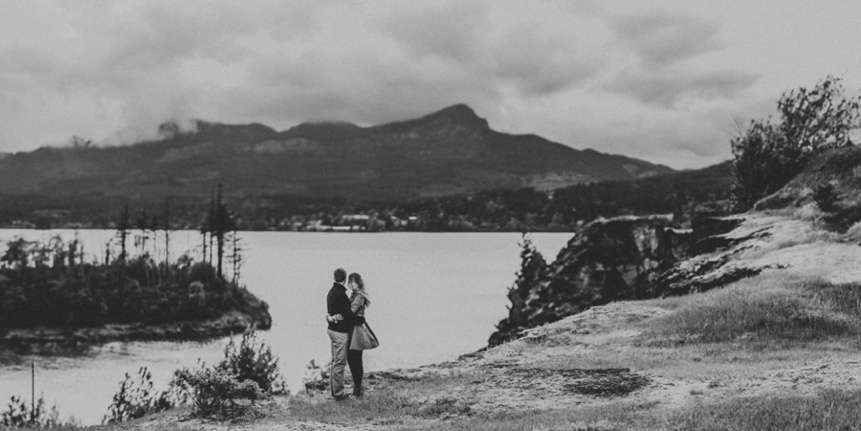 photo of an engagement session in oregon