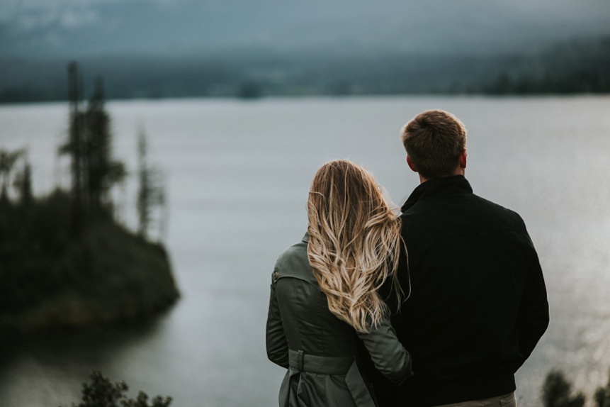 engagement photo in oregon